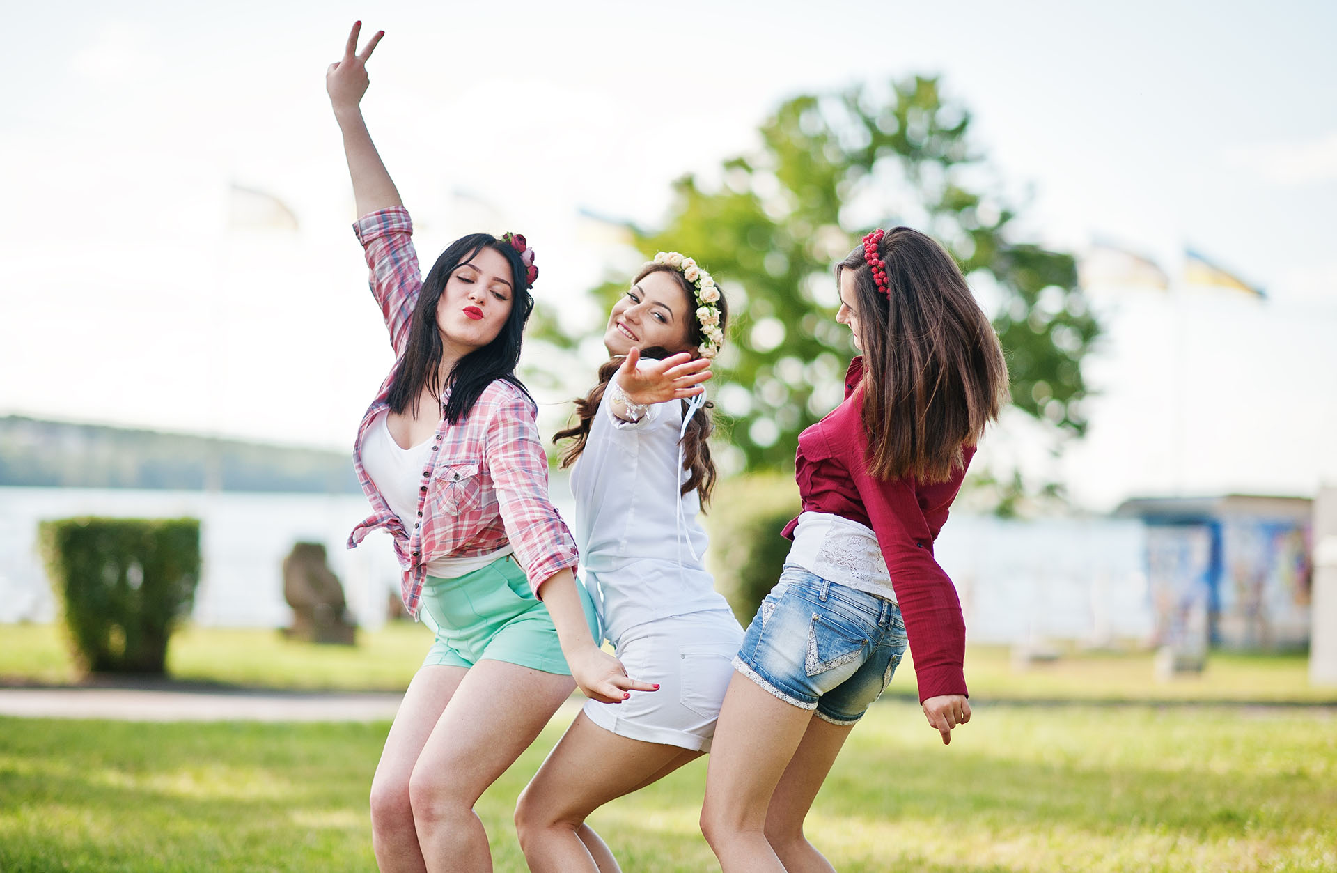 Drei junge Frauen bei einem Junggesellinnenabschied. Sie posen für das Foto und haben Spaß.
